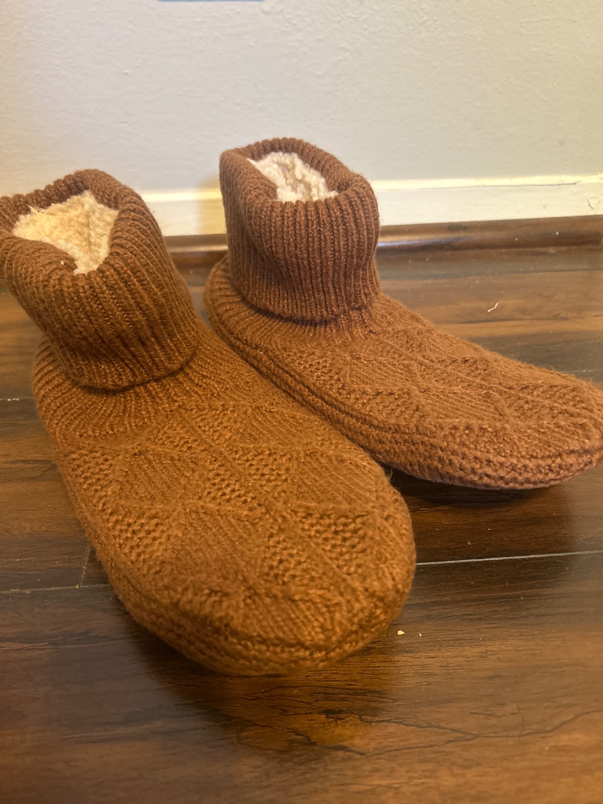 Bombas men’s gripper Brown Knit Slipper Socks with Sherpa Lining, Pair