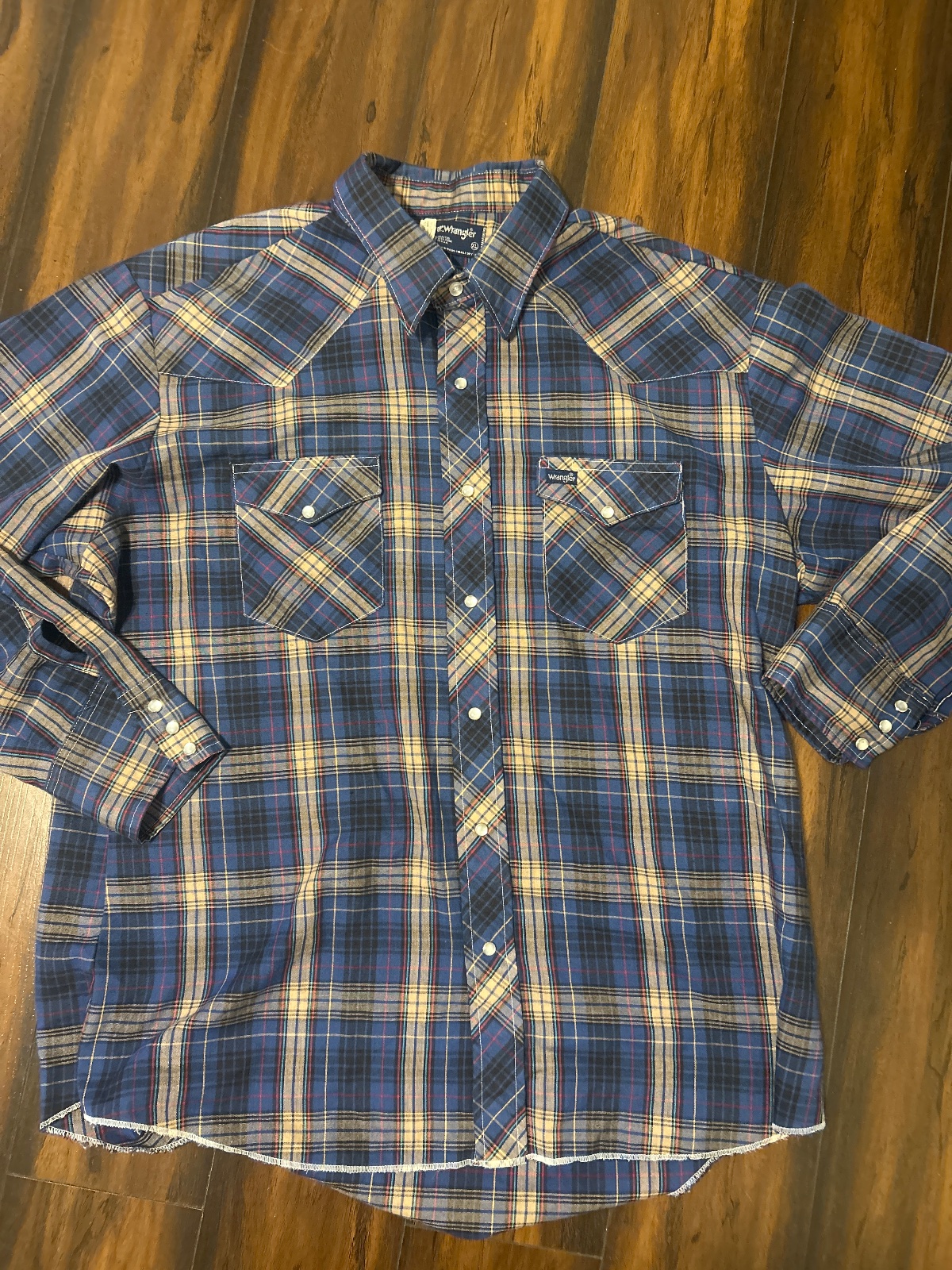 Vtg USA sz xl Wrangler Plaid Pearl Snap Western Shirt with Raw Hem for Men's apparel