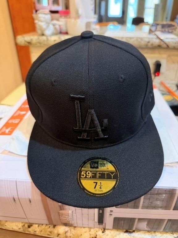 New Era 59FIFTY Black on Black LA Fitted Cap Size 7 1/4 Los Angeles Dodgers